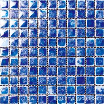 mosaik berwarna biru mengkilap